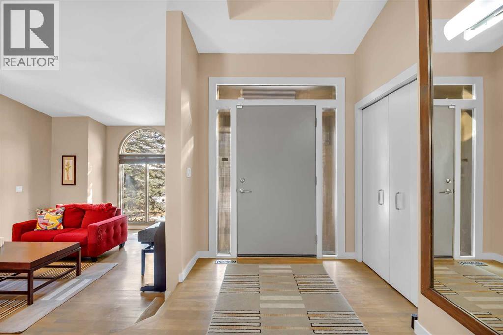 30 Oakmount Court Sw, Calgary, Alberta  T2V 5B7 - Photo 4 - A2292368