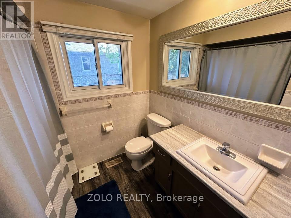 Upper - 3 Old York Crescent, Kitchener, Ontario  N2B 3G2 - Photo 2 - X12884392