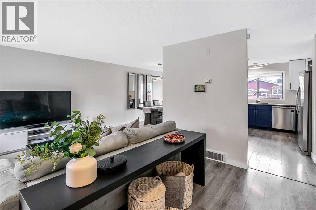 188 Suncrest Way Se, Calgary, Alberta  T2X 1W4 - Photo 5 - A2293394