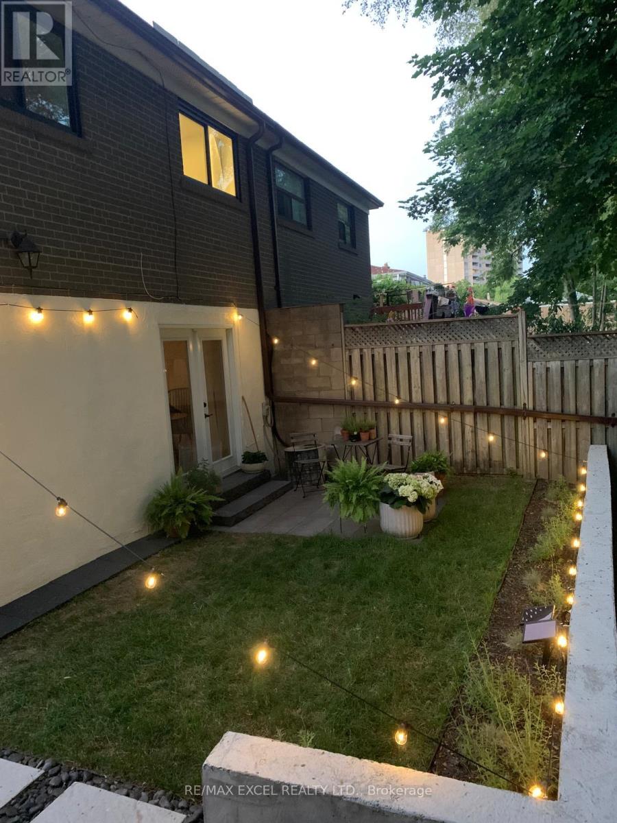 Main - 17 Avis Crescent, Toronto, Ontario  M4B 1B8 - Photo 14 - E12884464