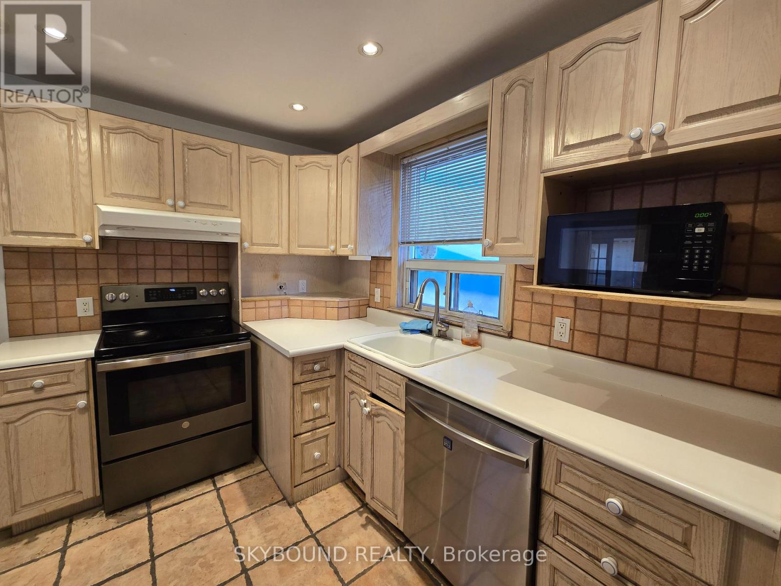 68 Monkton Avenue, Toronto, Ontario  M8Z 4N5 - Photo 31 - W12883090