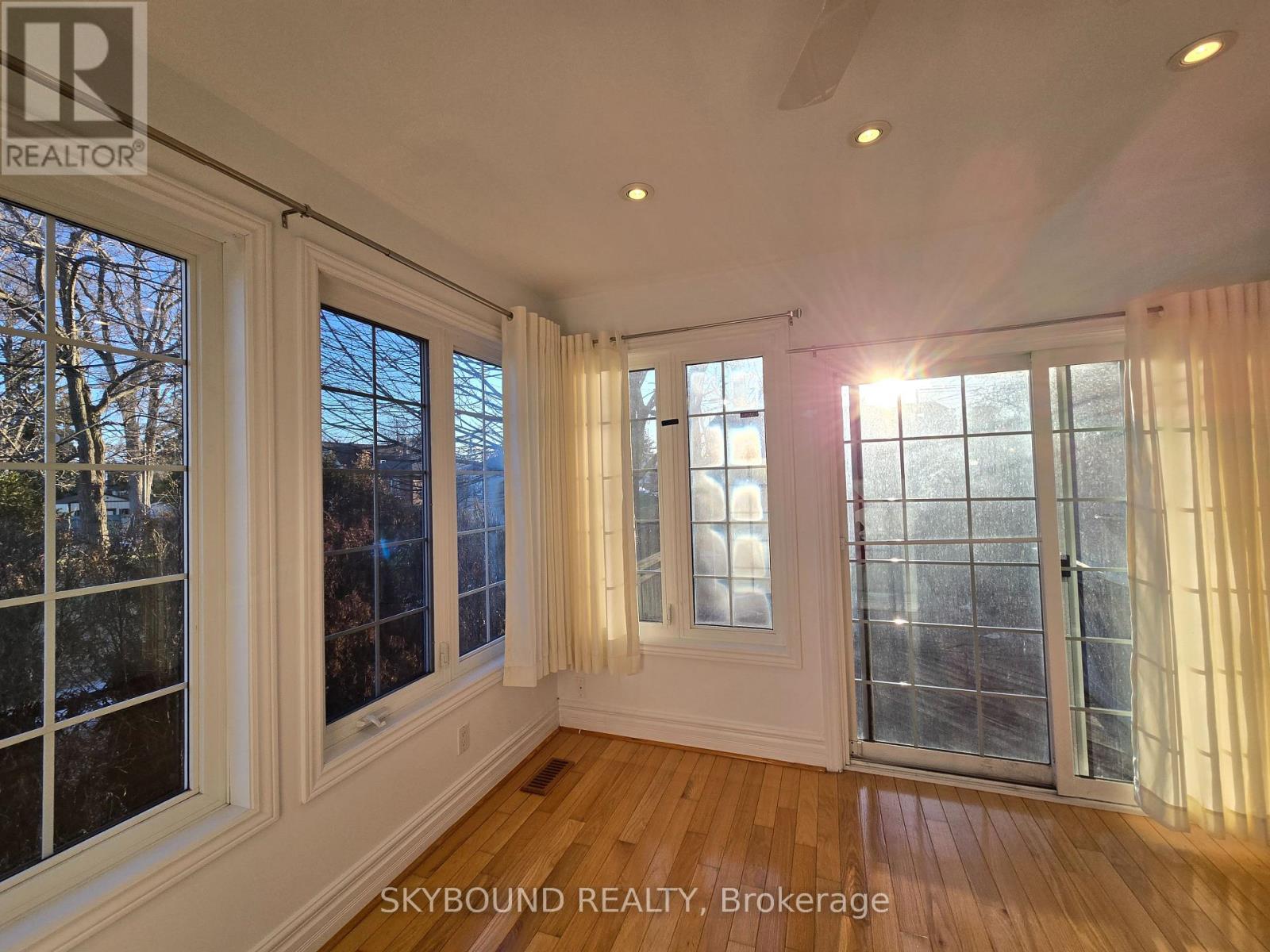 68 Monkton Avenue, Toronto, Ontario  M8Z 4N5 - Photo 8 - W12883090