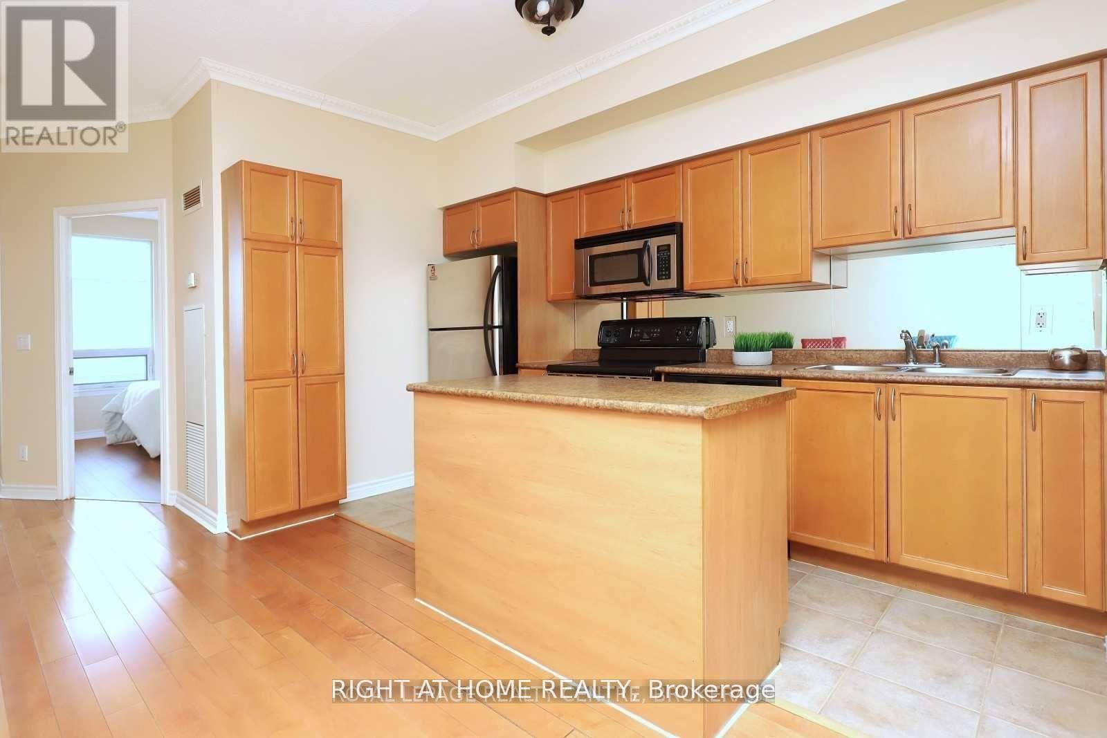 512 - 388 Prince Of Wales Drive, Mississauga, Ontario  L5B 0A1 - Photo 5 - W12884544