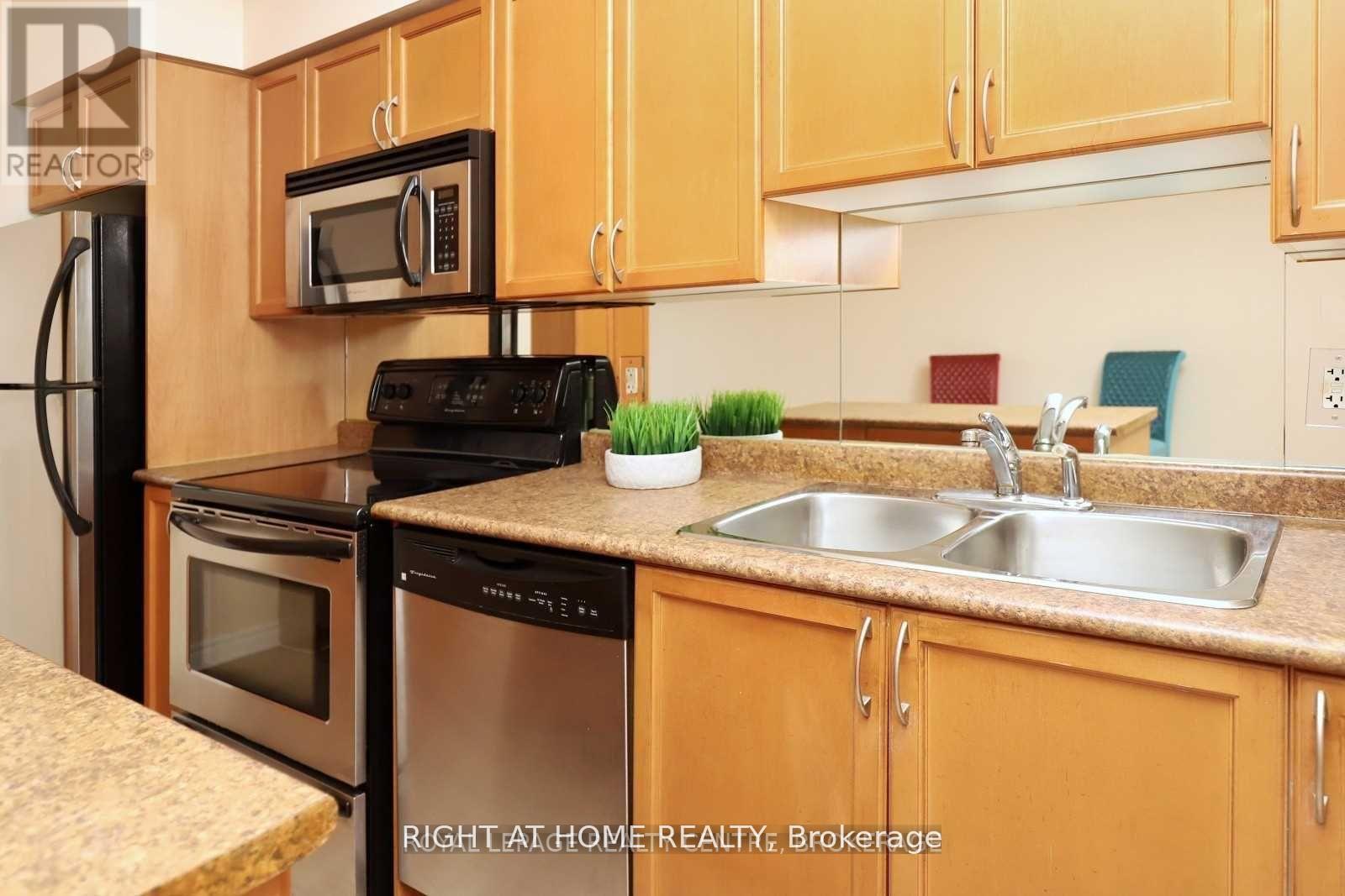 512 - 388 Prince Of Wales Drive, Mississauga, Ontario  L5B 0A1 - Photo 8 - W12884544