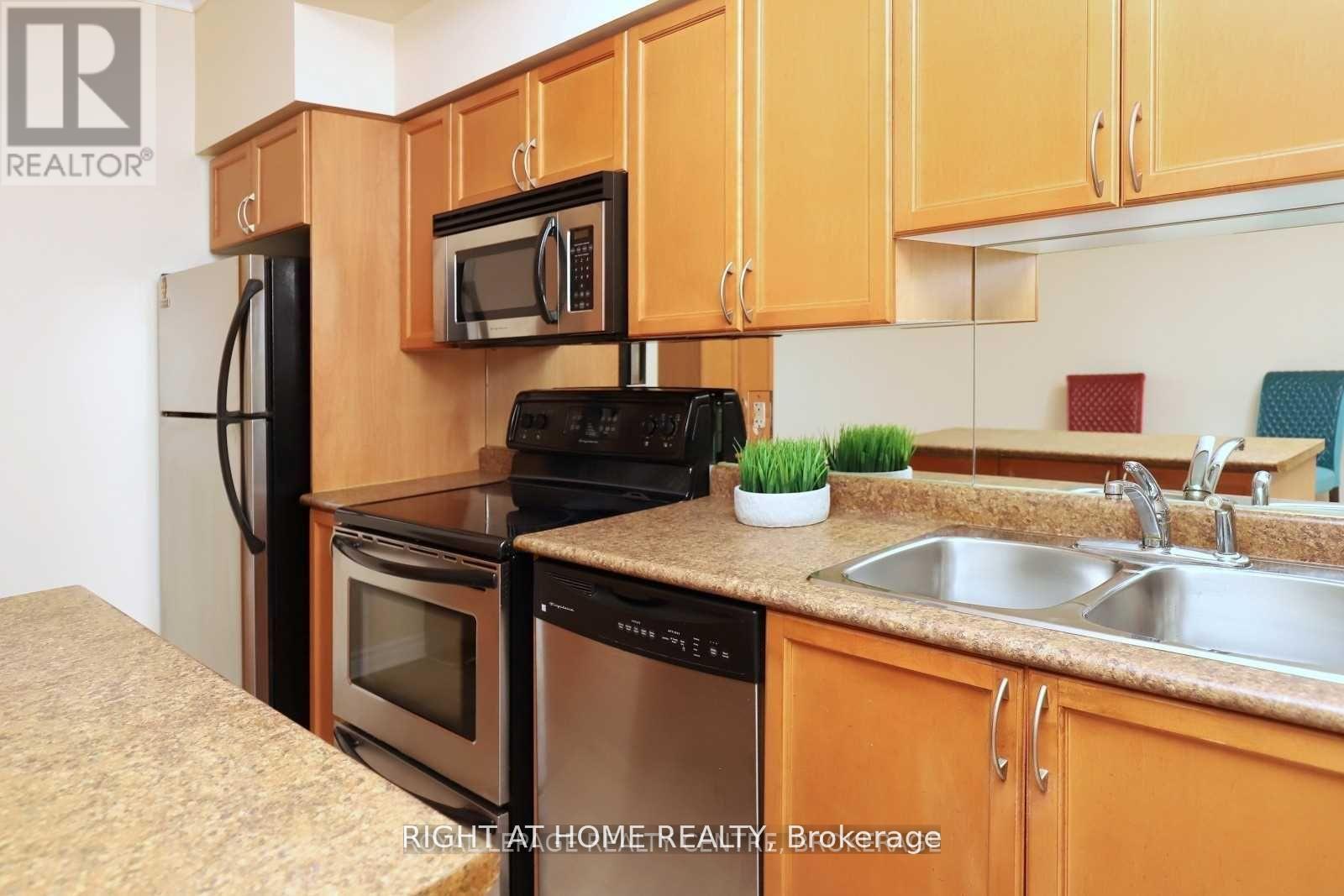 512 - 388 Prince Of Wales Drive, Mississauga, Ontario  L5B 0A1 - Photo 9 - W12884544