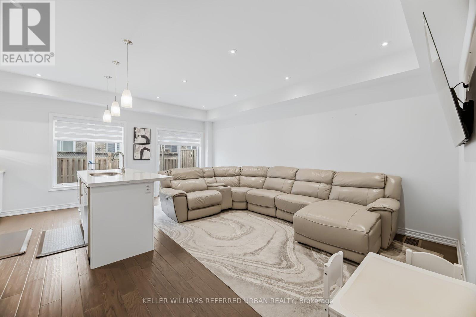 8 - 21 Madonna Drive, Hamilton (Carpenter), Ontario  L9B 0H1 - Photo 3 - X12883646