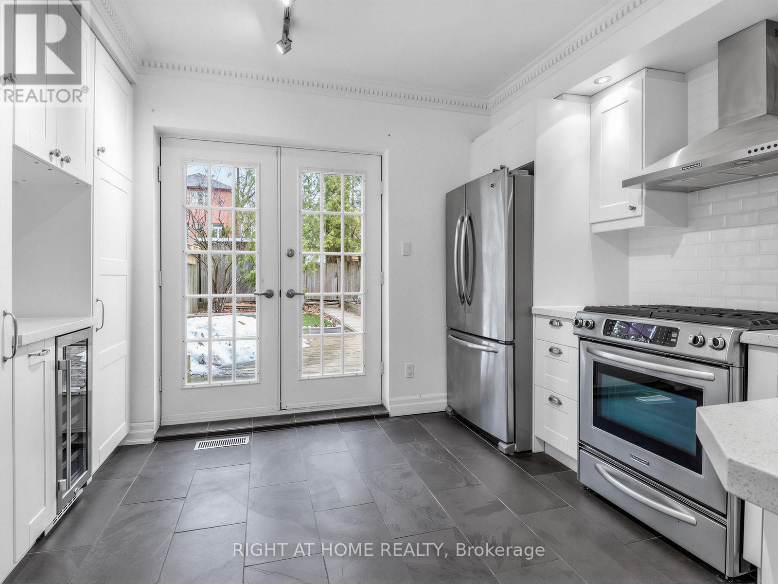 68 Glenforest Road, Toronto (Lawrence Park North), Ontario  M4N 1Z8 - Photo 4 - C12884596