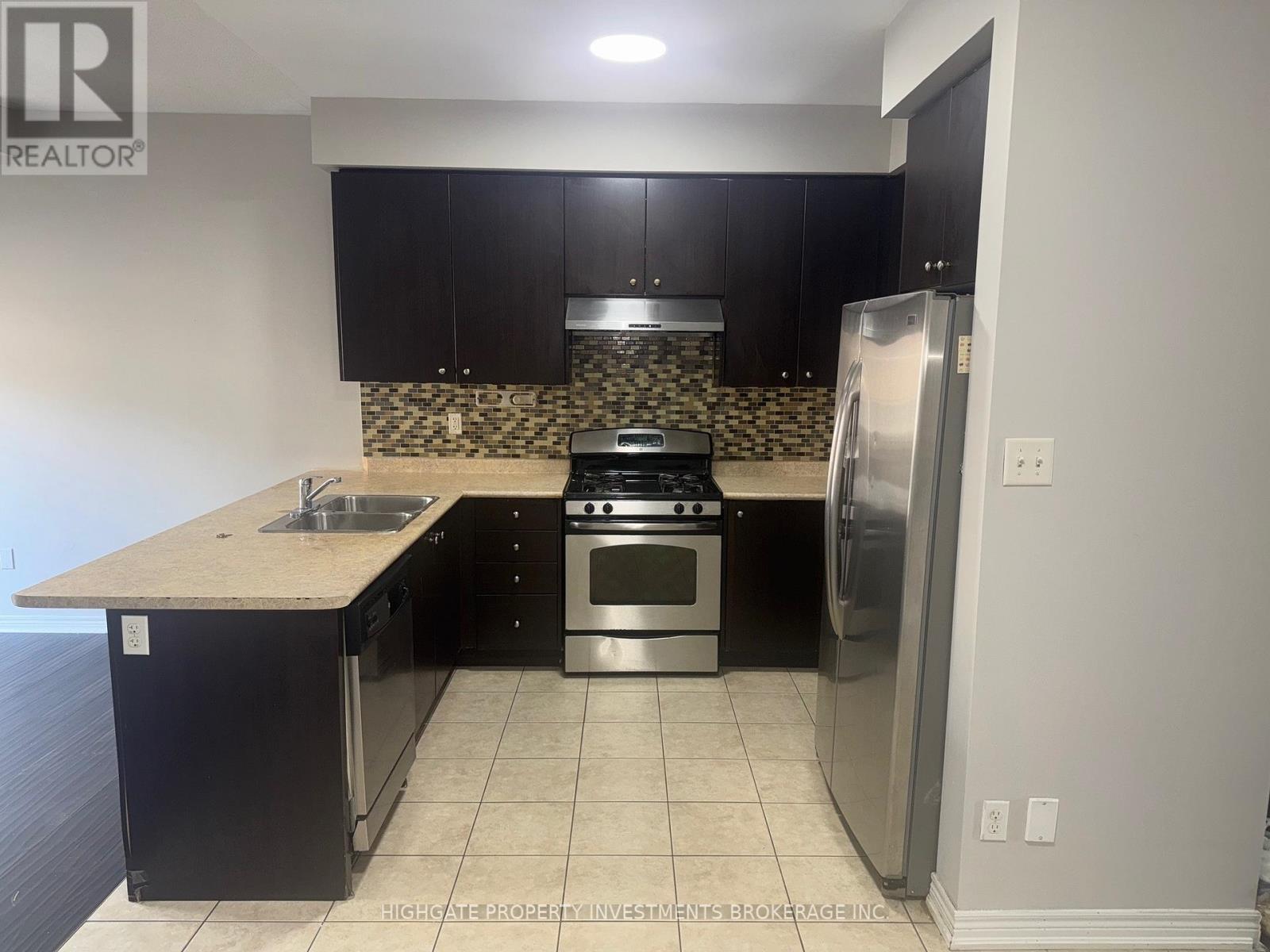 12 Frenchpark Circle, Brampton, Ontario  L6X 0Y5 - Photo 4 - W12884654