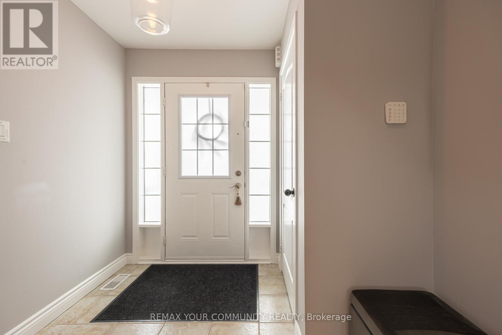 14 Armstrong Crescent, Bradford West Gwillimbury, Ontario  L3Z 0L1 - Photo 5 - N12884704