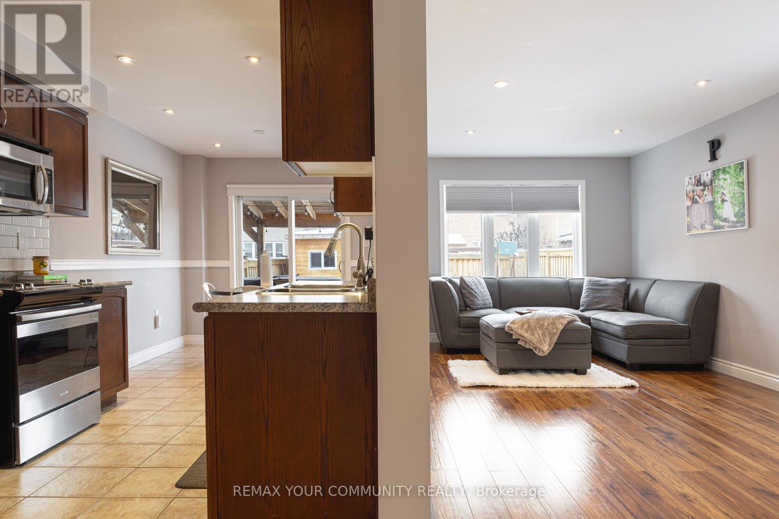 14 Armstrong Crescent, Bradford West Gwillimbury, Ontario  L3Z 0L1 - Photo 7 - N12884704