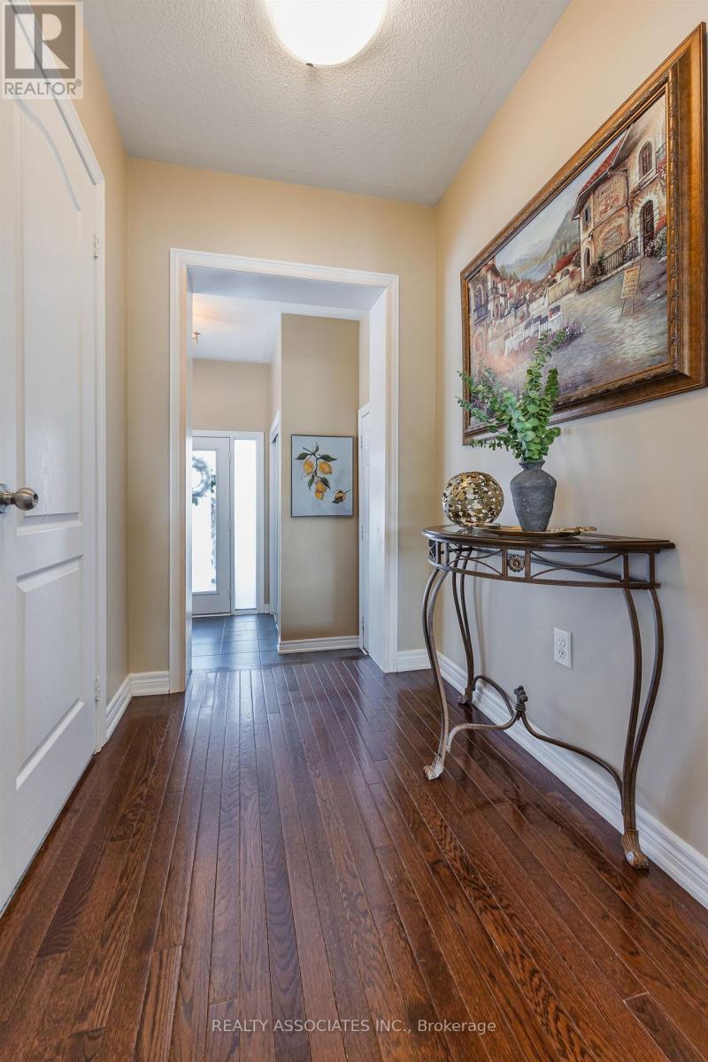 19 Bearings Avenue, Whitchurch-Stouffville (Stouffville), Ontario  L4A 0W6 - Photo 5 - N12852558