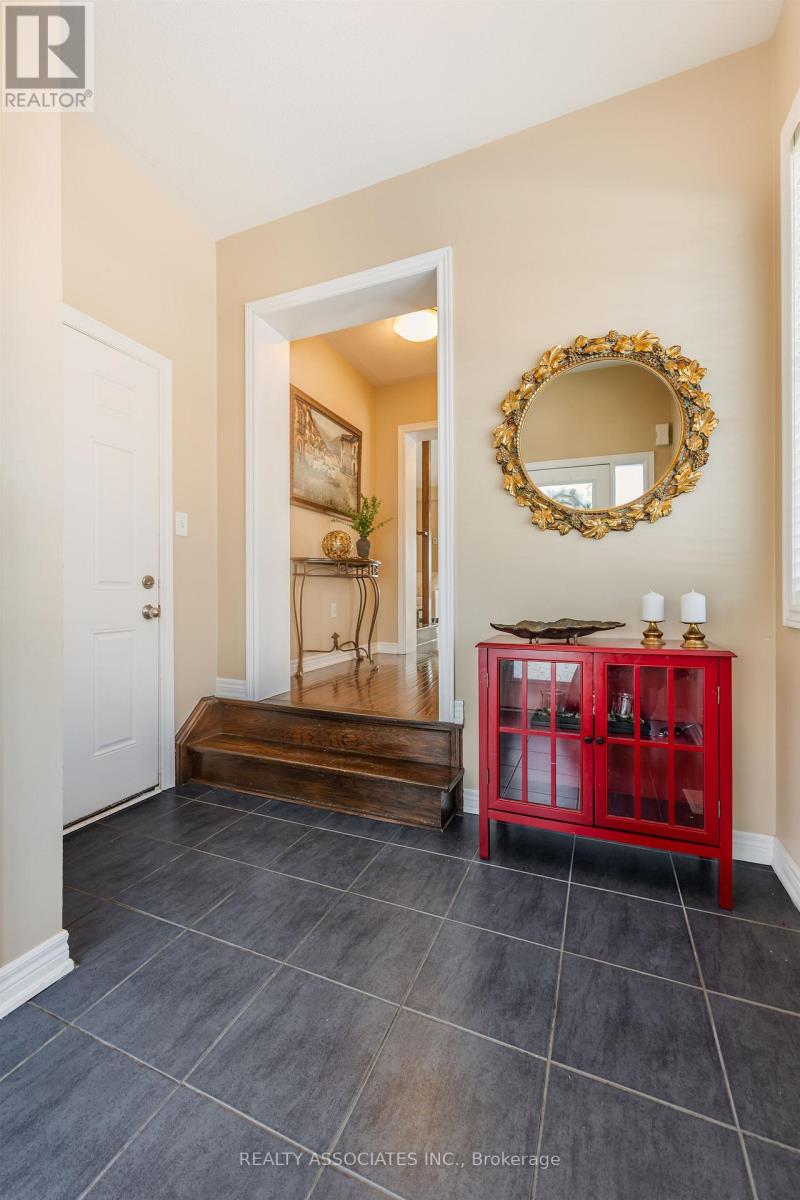 19 Bearings Avenue, Whitchurch-Stouffville (Stouffville), Ontario  L4A 0W6 - Photo 7 - N12852558