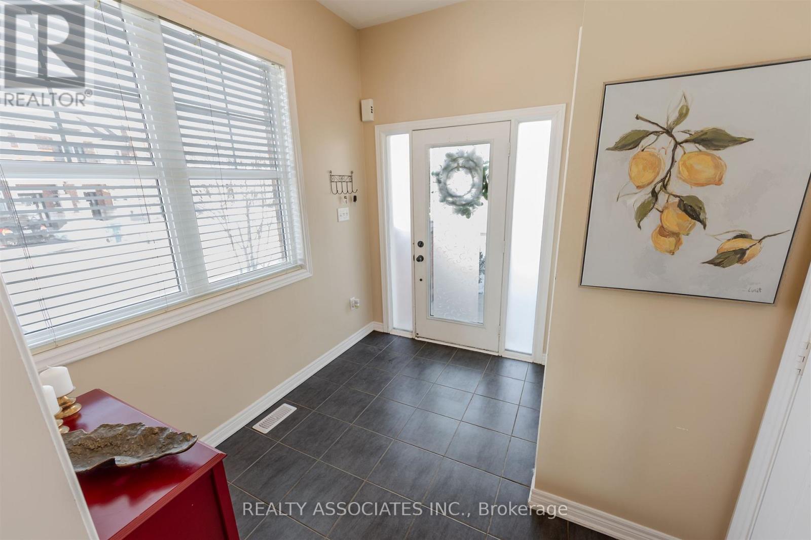 19 Bearings Avenue, Whitchurch-Stouffville (Stouffville), Ontario  L4A 0W6 - Photo 6 - N12852558
