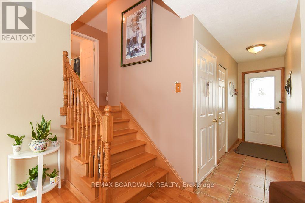 1408 Marchand Street S, Ottawa, Ontario  K1B 3N8 - Photo 3 - X12884726