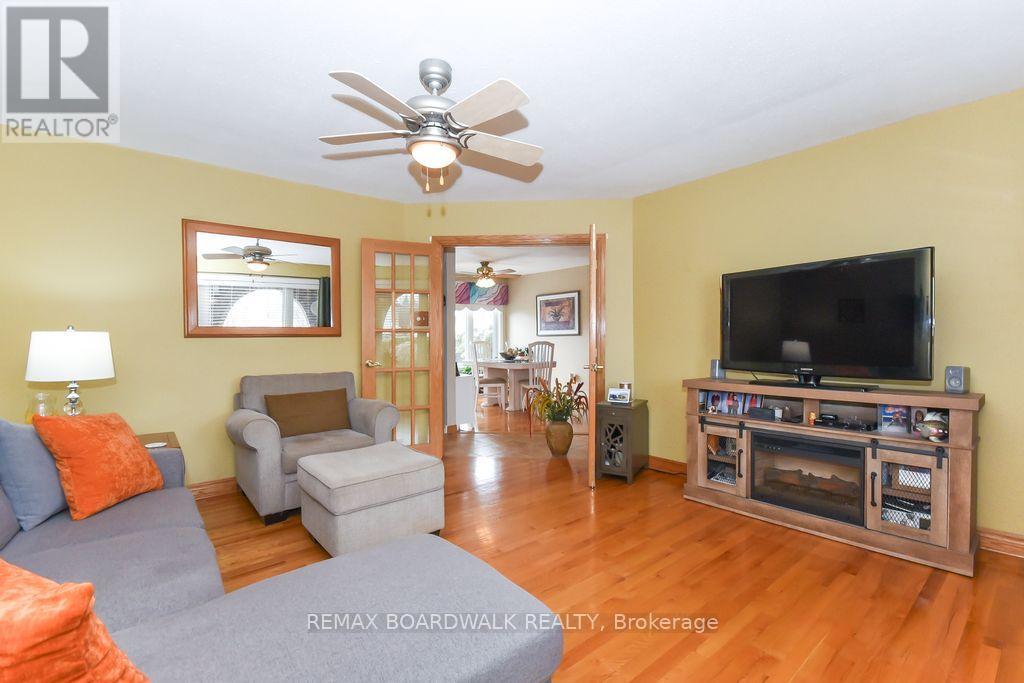 1408 Marchand Street S, Ottawa, Ontario  K1B 3N8 - Photo 4 - X12884726