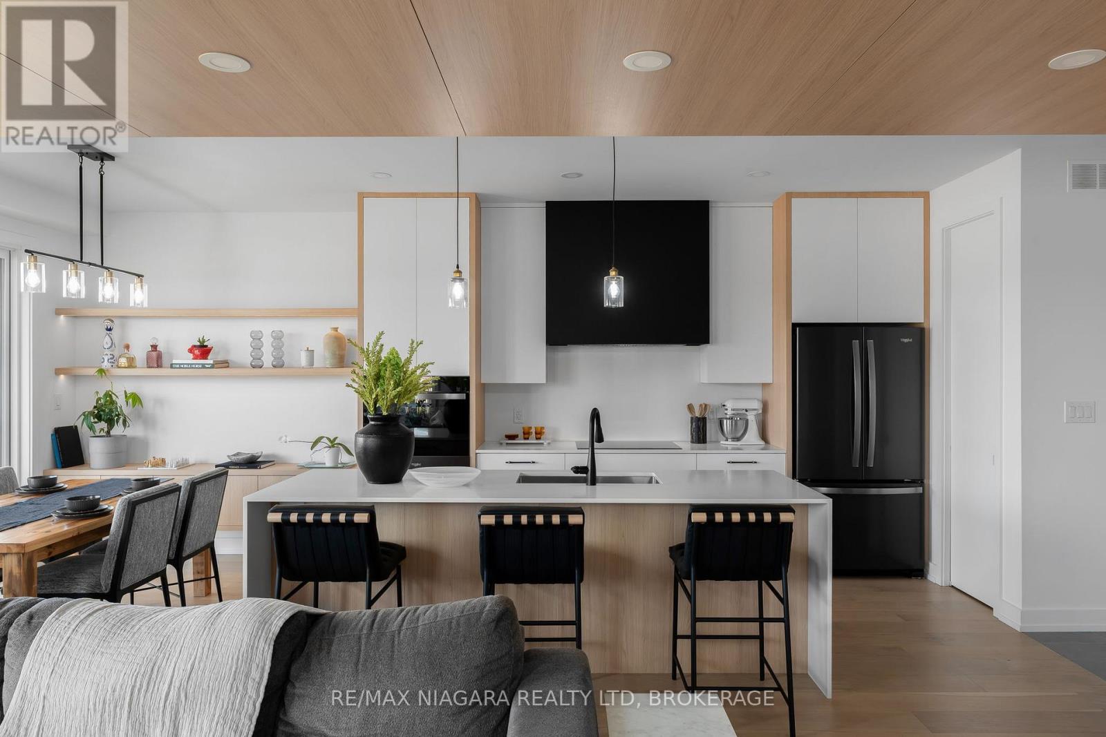 6176 Curlin Crescent, Niagara Falls, Ontario  L2H 3W8 - Photo 3 - X12884712