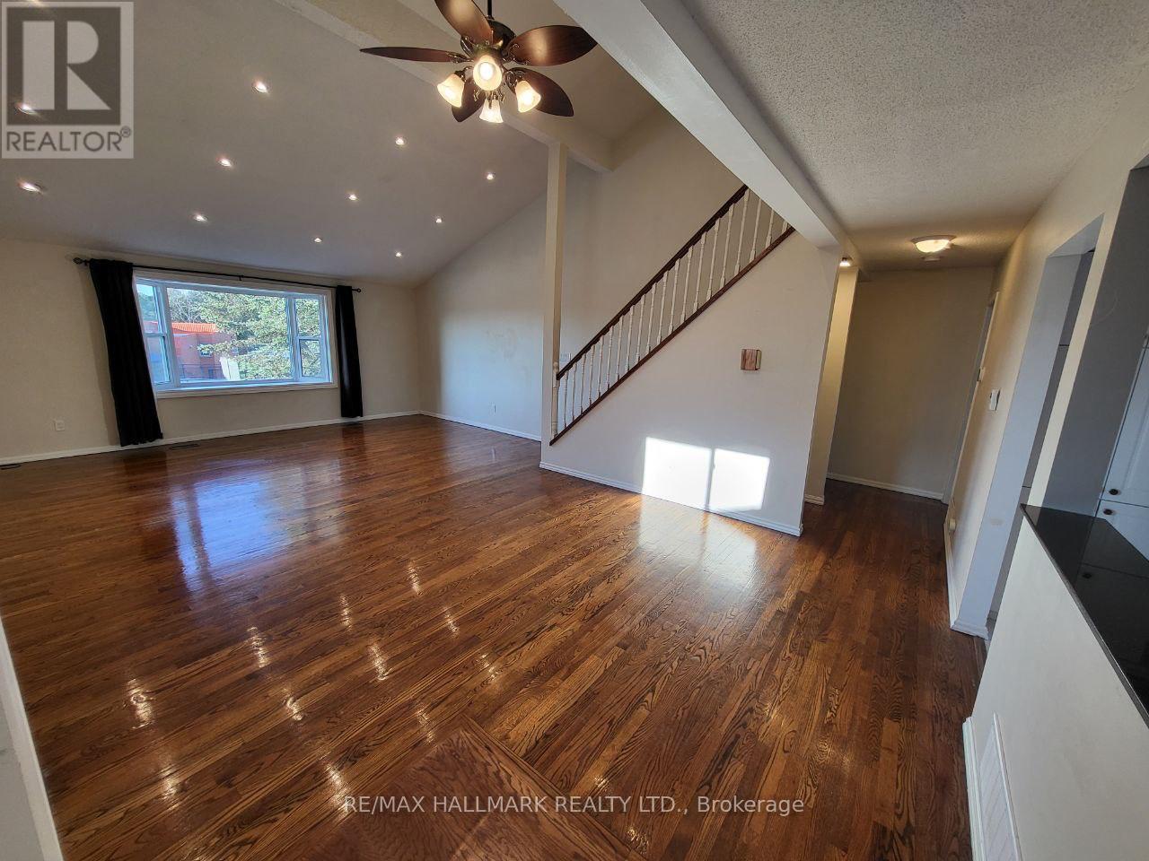 Main Floor - 928 Wayne Drive, Newmarket, Ontario  L3Y 5T8 - Photo 3 - N12884748