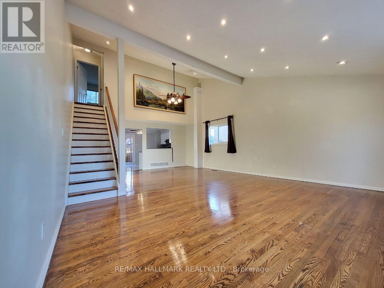 Main Floor - 928 Wayne Drive, Newmarket, Ontario  L3Y 5T8 - Photo 5 - N12884748