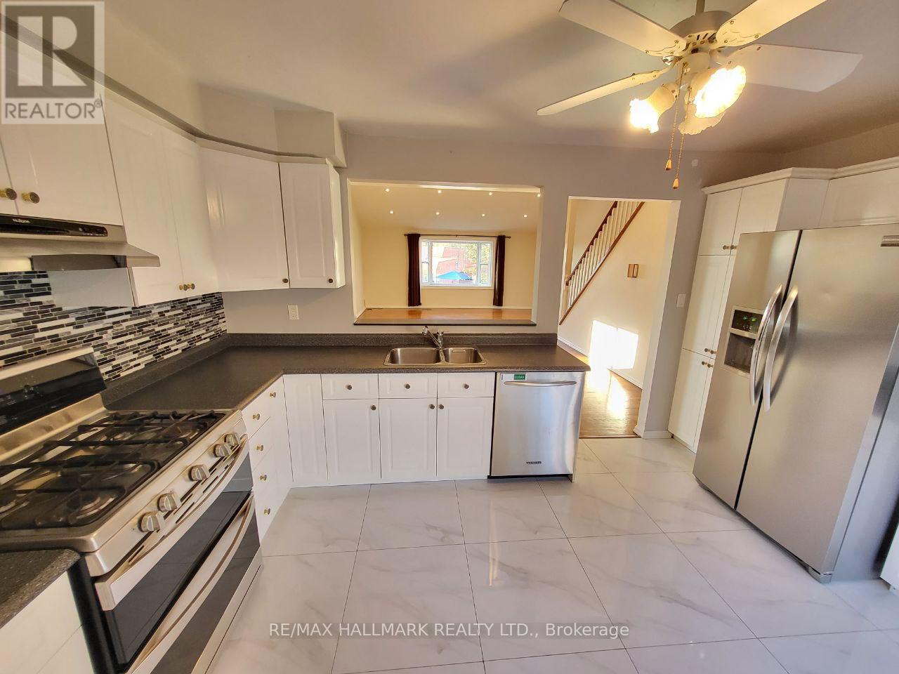 Main Floor - 928 Wayne Drive, Newmarket, Ontario  L3Y 5T8 - Photo 7 - N12884748