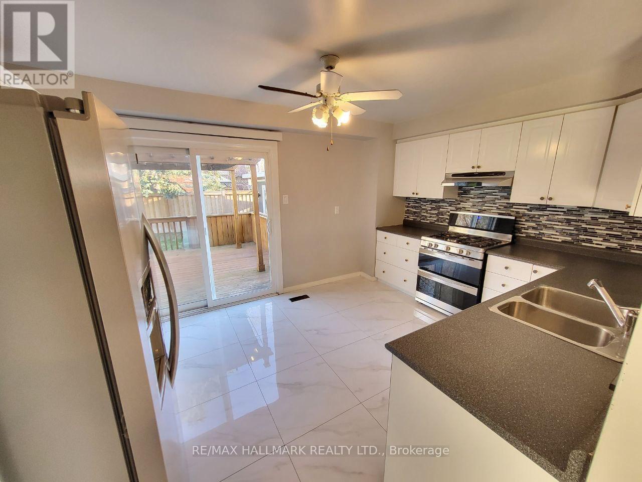 Main Floor - 928 Wayne Drive, Newmarket, Ontario  L3Y 5T8 - Photo 8 - N12884748