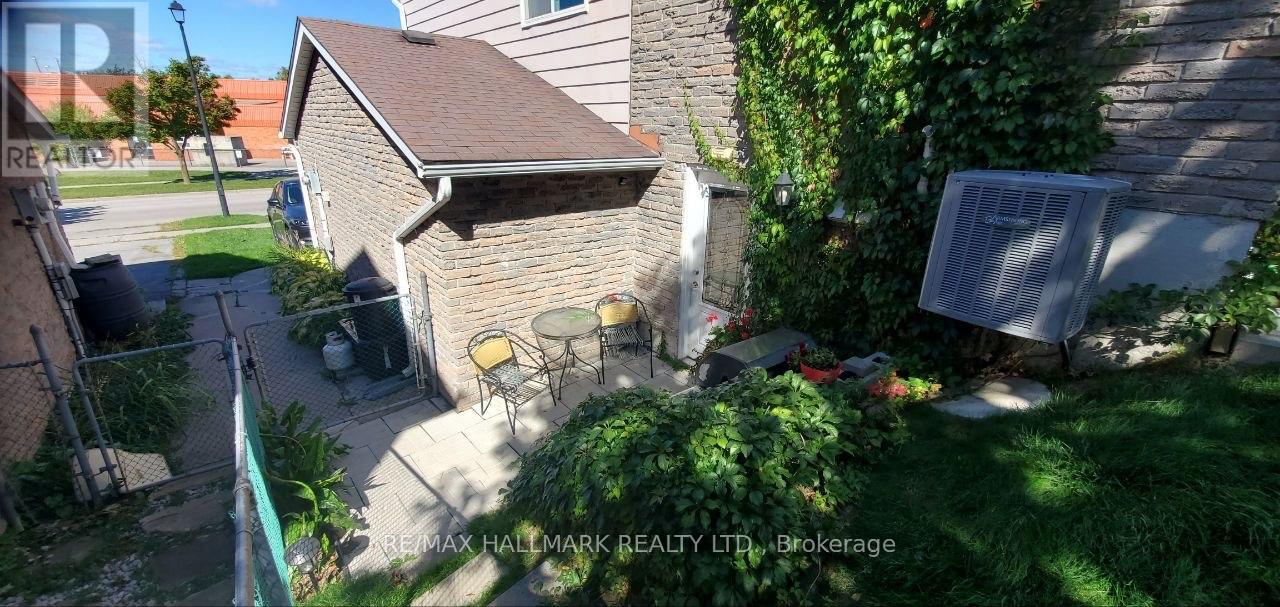 Walk Out Basement - 928 Wayne Drive, Newmarket, Ontario  L3Y 5T8 - Photo 12 - N12884750