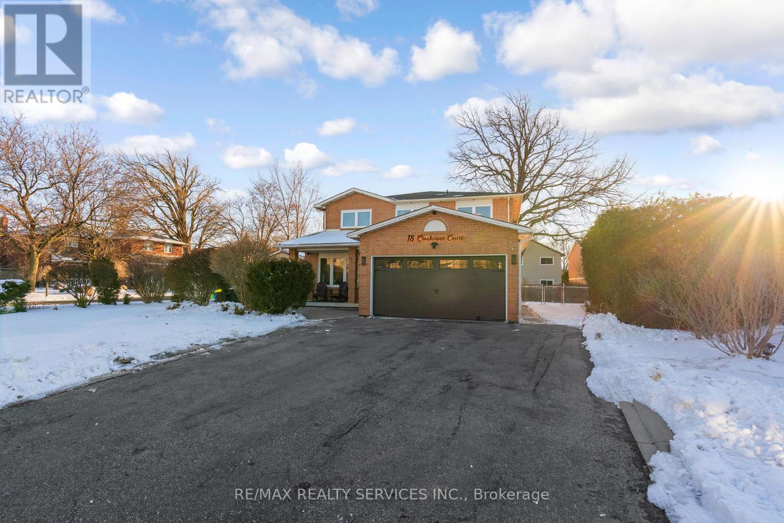 18 Creekview Court, Brampton, Ontario  L6Z 3Y2 - Photo 2 - W12884746