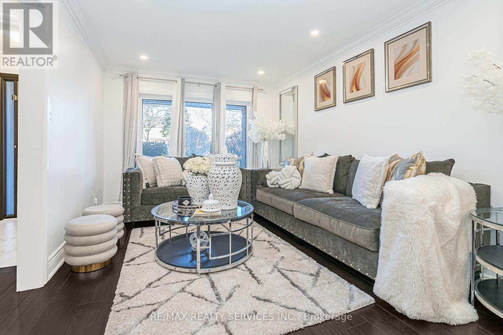 18 Creekview Court, Brampton, Ontario  L6Z 3Y2 - Photo 8 - W12884746