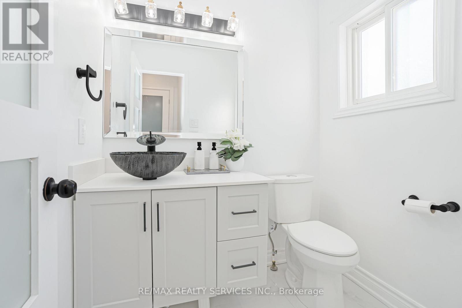 18 Creekview Court, Brampton, Ontario  L6Z 3Y2 - Photo 5 - W12884746