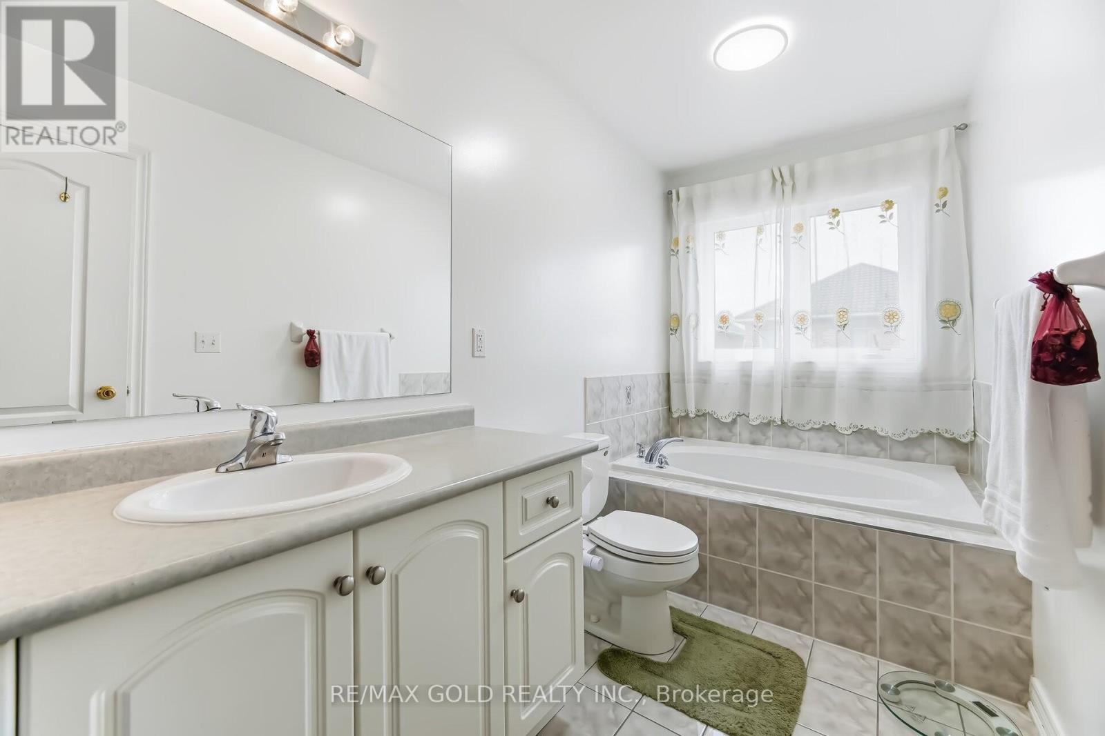 5 Attmar Drive, Brampton, Ontario  L6P 2R4 - Photo 9 - W12880656