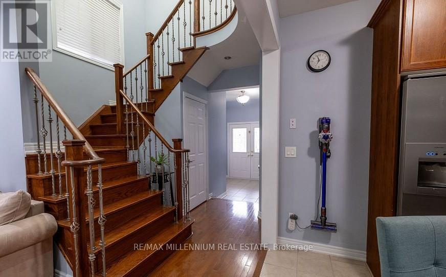 Upper - 66 Attview Crescent, Brampton, Ontario  L6P 2R5 - Photo 6 - W12884756