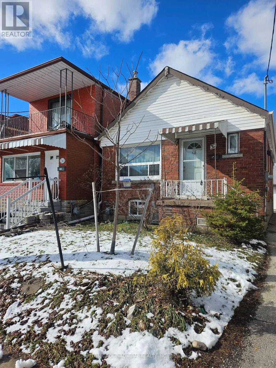 32 BELGRAVIA AVENUE, Toronto, Ontario