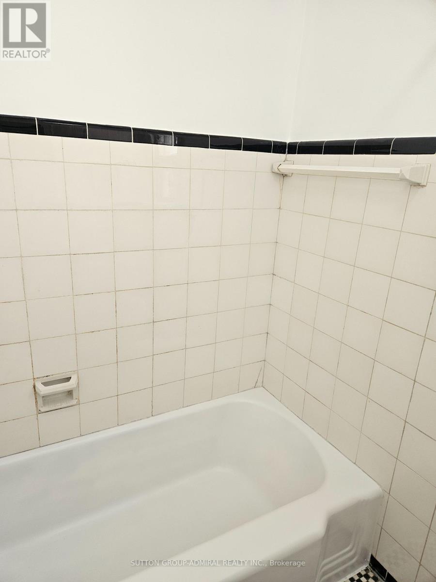 32 Belgravia Avenue, Toronto (Briar Hill-Belgravia), Ontario  M6E 2M5 - Photo 10 - W12884766