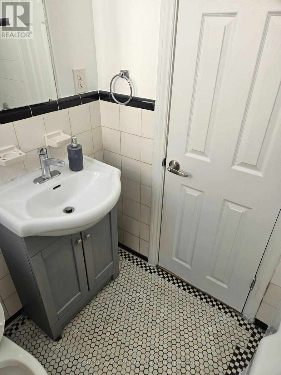 32 Belgravia Avenue, Toronto (Briar Hill-Belgravia), Ontario  M6E 2M5 - Photo 9 - W12884766