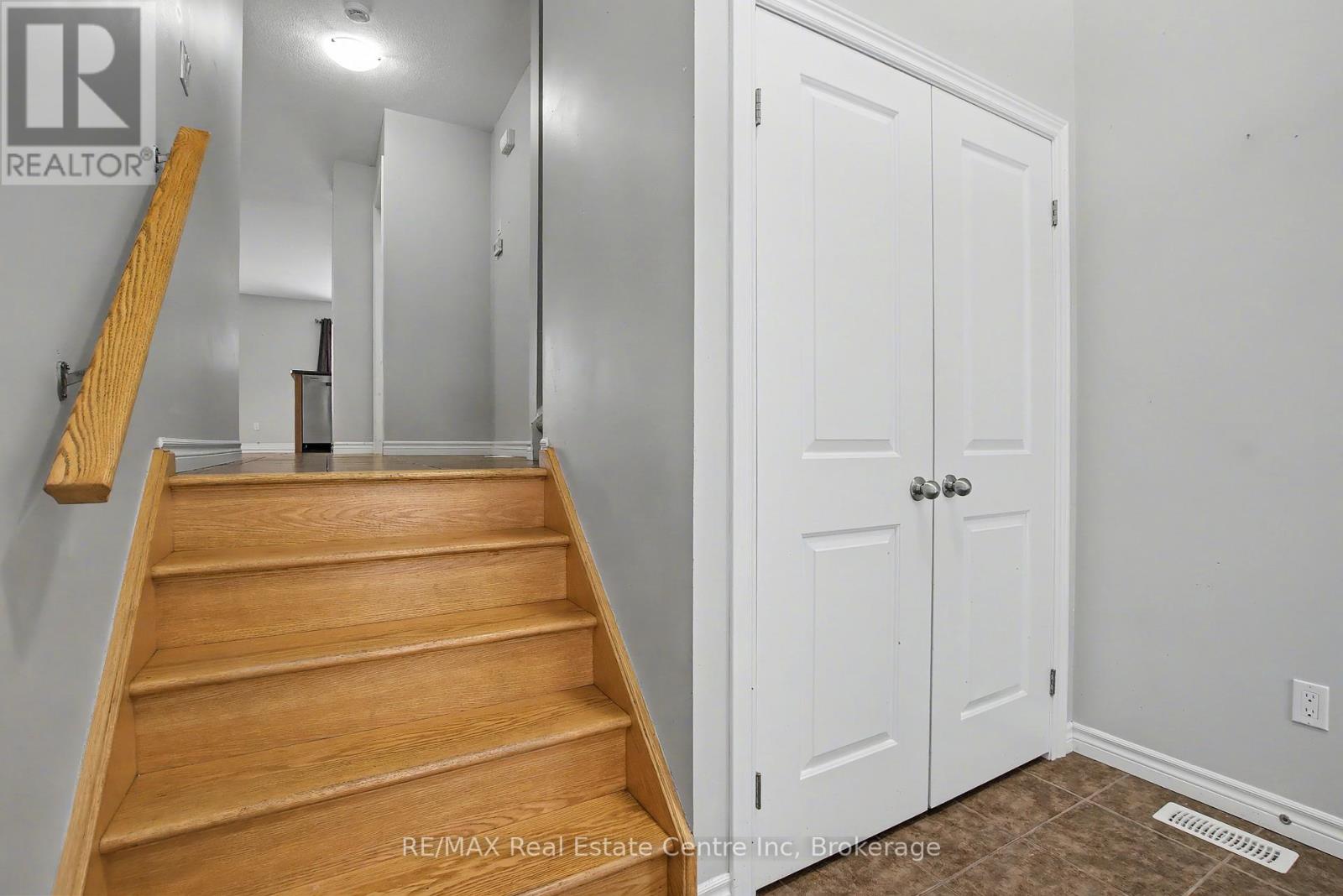 158 Kemp Crescent, Guelph, Ontario  N1E 0K1 - Photo 5 - X12884798