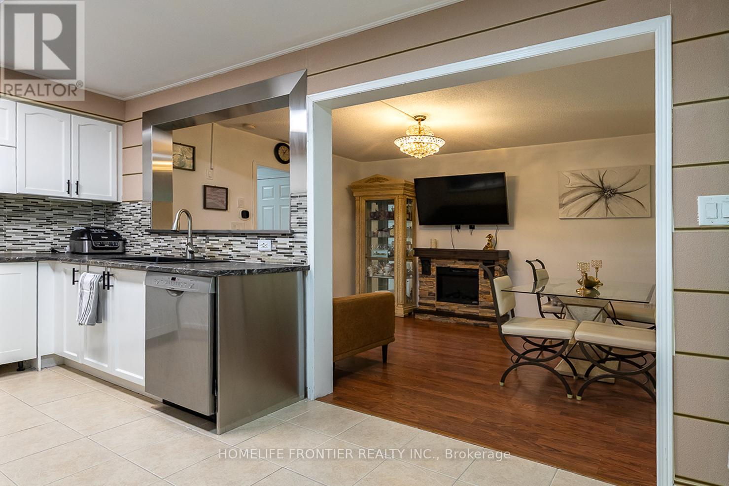 65 West Park Avenue, Bradford West Gwillimbury, Ontario  L3Z 0A7 - Photo 3 - N12777812