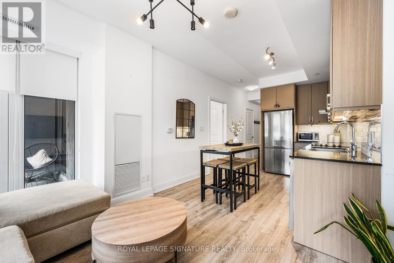 209 - 9608 Yonge Street, Richmond Hill, Ontario  L4C 1V6 - Photo 4 - N12884828