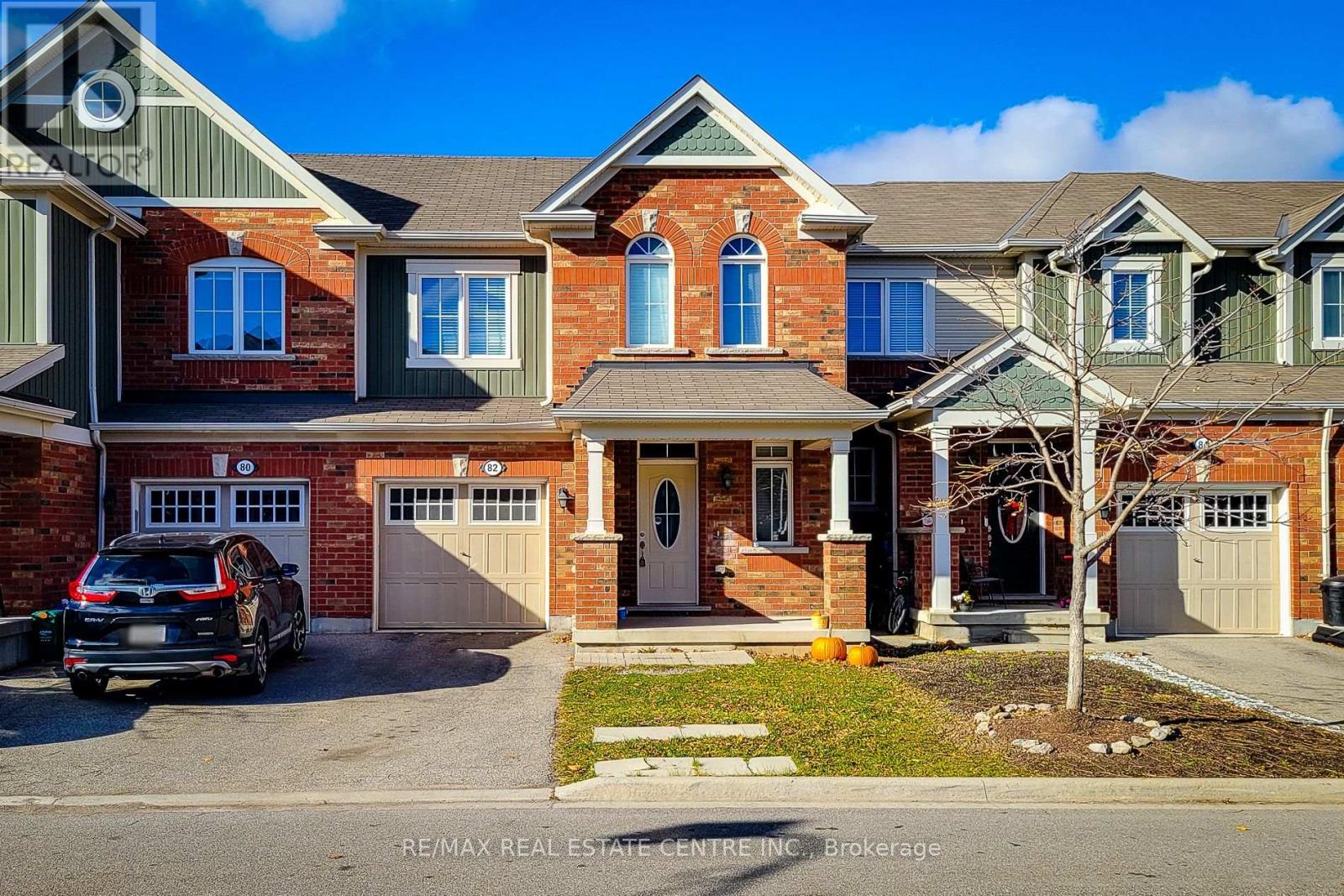 82 Reichert Court, Milton, Ontario  L9T 7K3 - Photo 2 - W12884830