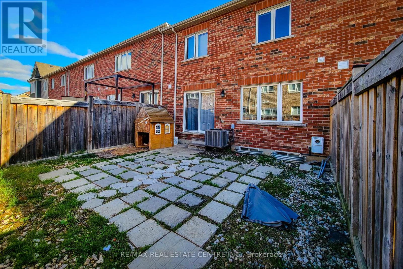 82 Reichert Court, Milton, Ontario  L9T 7K3 - Photo 4 - W12884830