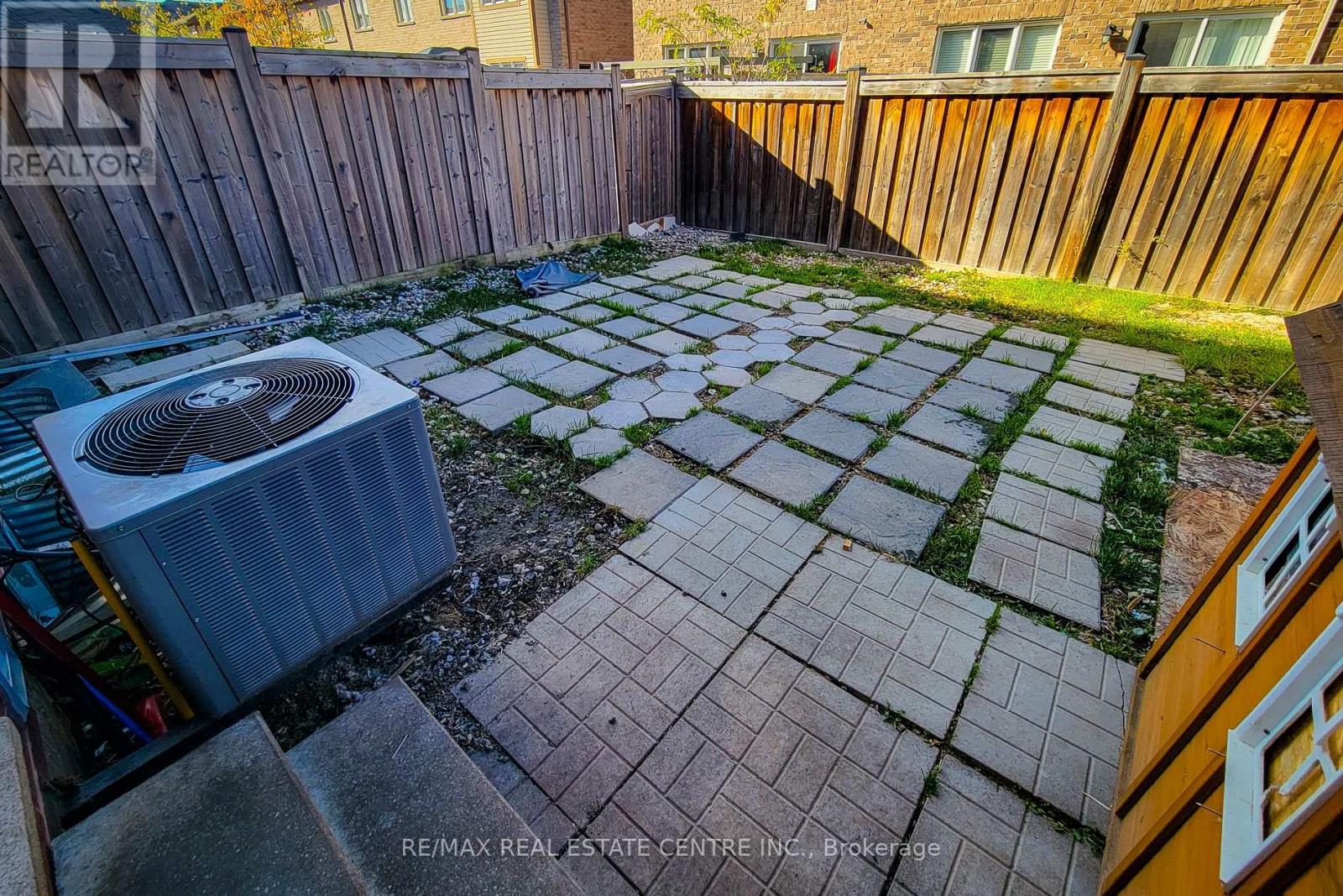 82 Reichert Court, Milton, Ontario  L9T 7K3 - Photo 5 - W12884830