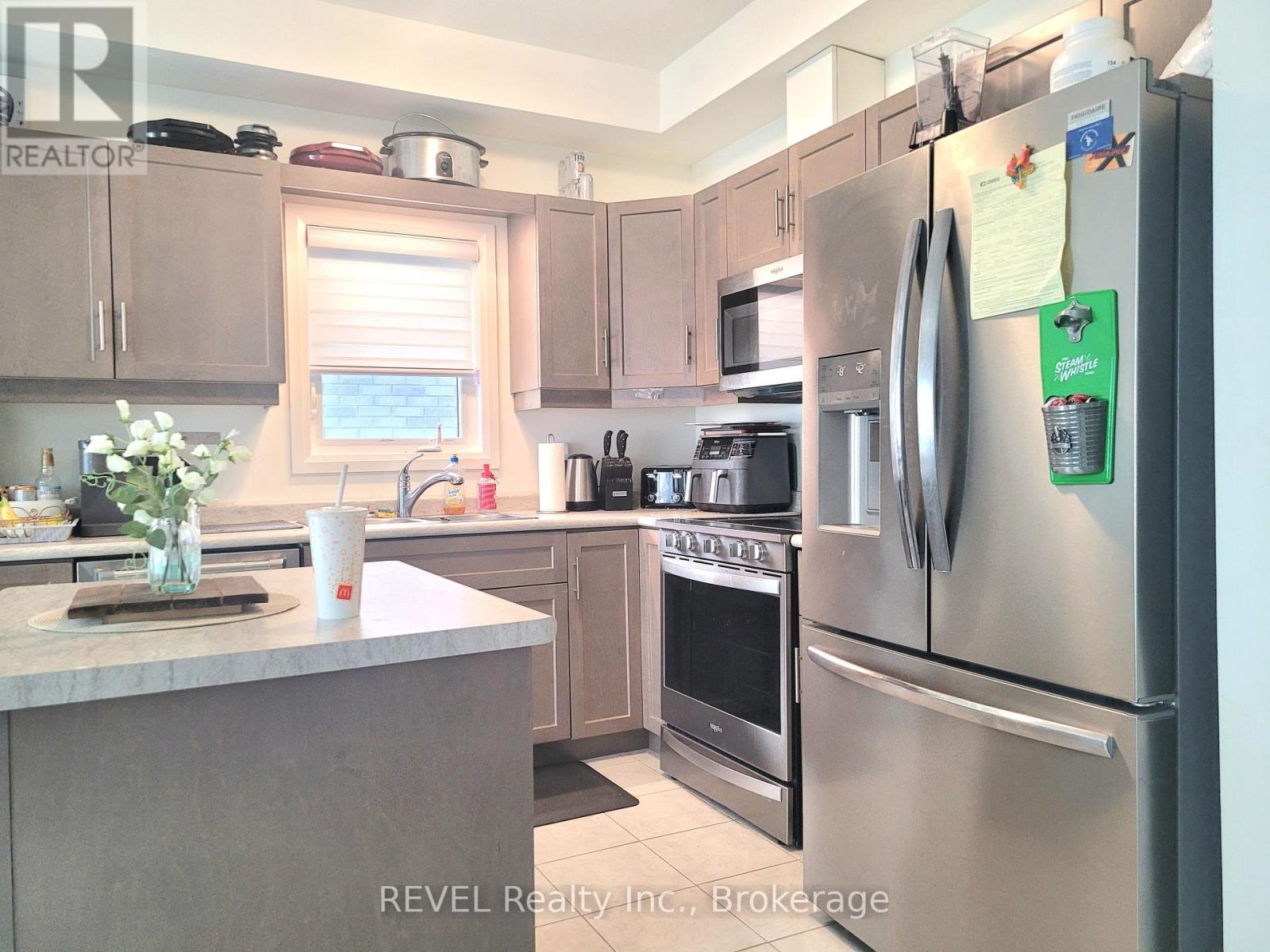 171 Bur Oak Drive N, Thorold (Confederation Heights), Ontario  L2V 0L7 - Photo 8 - X12856648