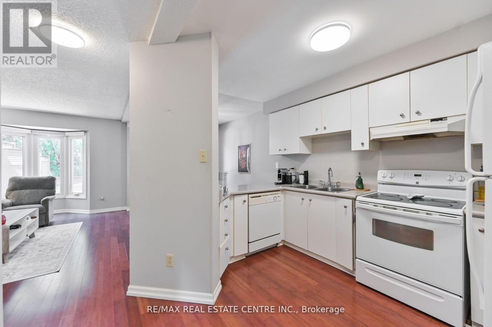 2559 Addingham Crescent, Oakville (Cv Clearview), Ontario  L6J 7K7 - Photo 5 - W12884910