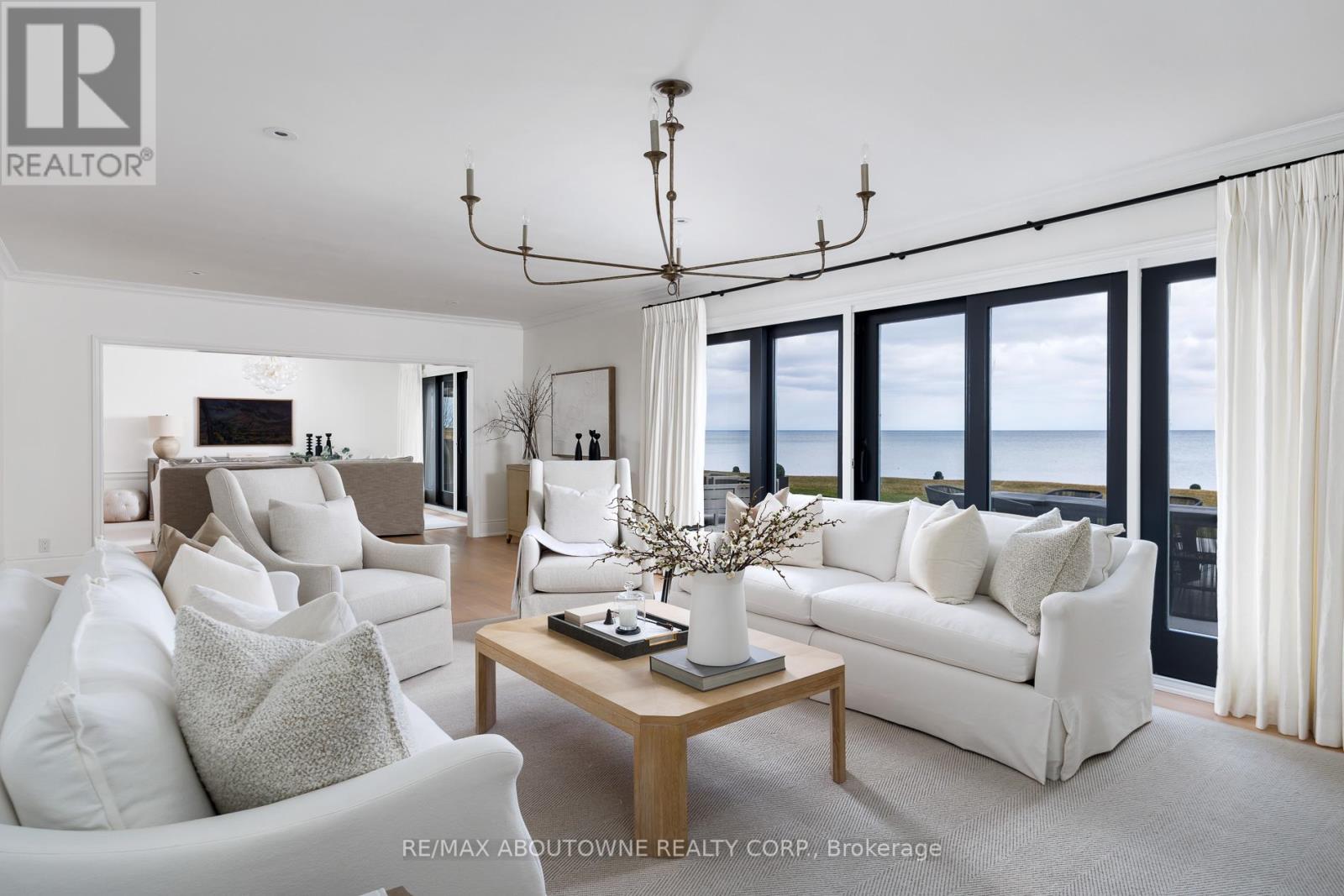 3 Ennisclare Drive E, Oakville, Ontario  L6J 4N3 - Photo 6 - W12884912