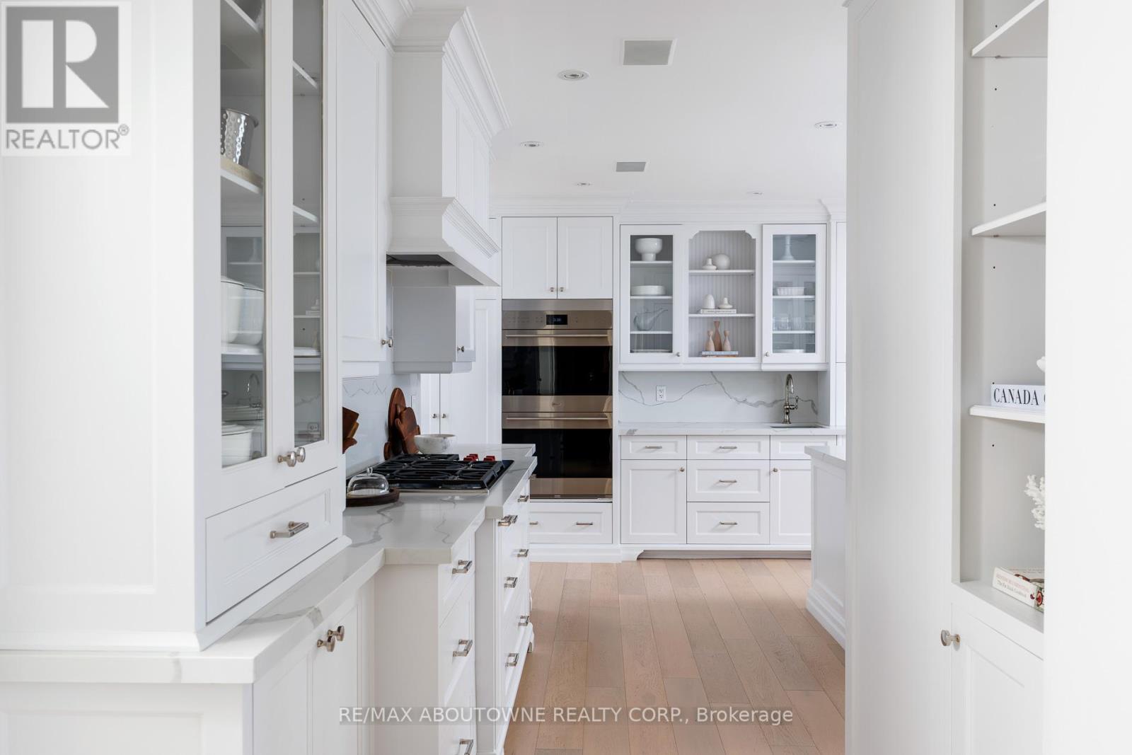 3 Ennisclare Drive E, Oakville, Ontario  L6J 4N3 - Photo 9 - W12884912