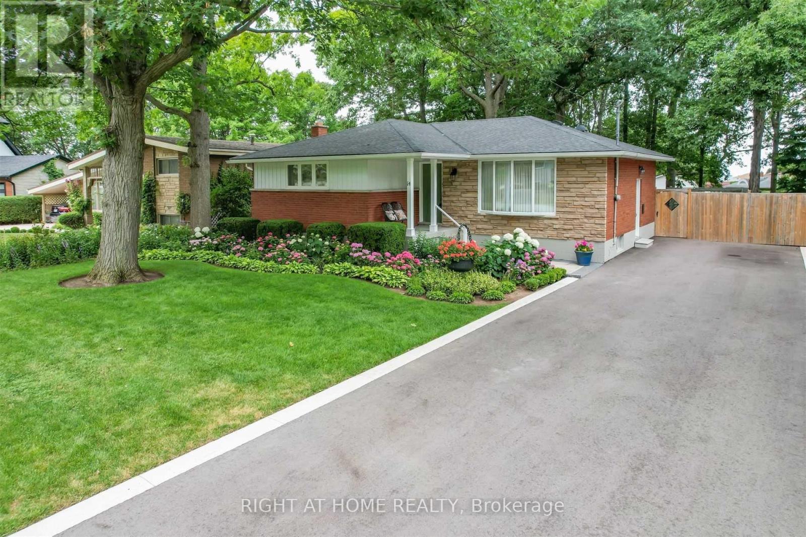 14 Forest Road, Grimsby, Ontario  L3M 2J3 - Photo 2 - X12884936