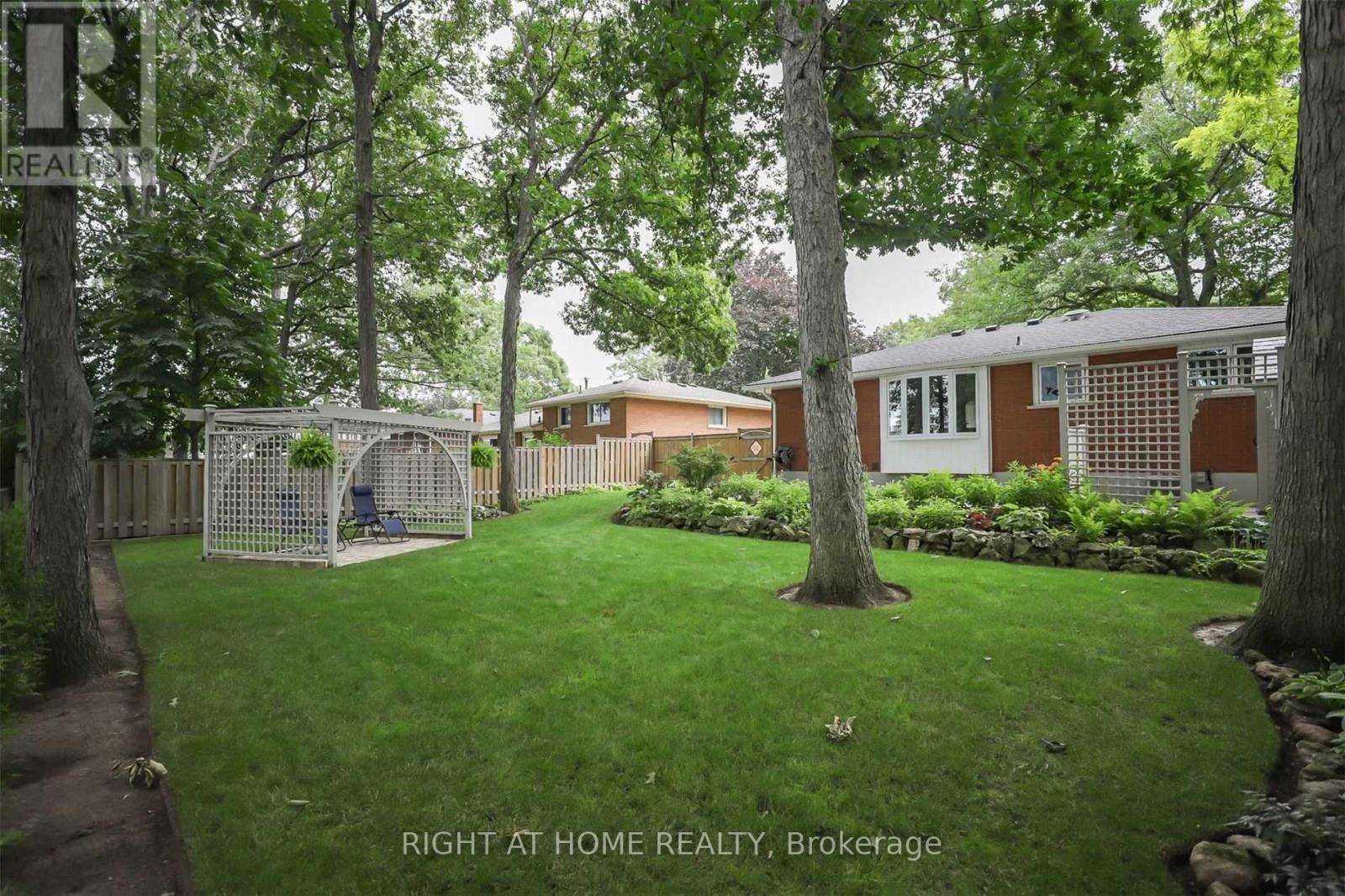 14 Forest Road, Grimsby, Ontario  L3M 2J3 - Photo 4 - X12884936