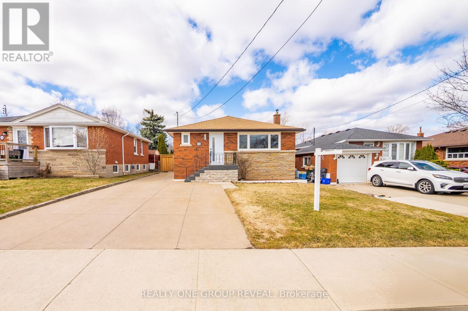 352 East 42nd Street, Hamilton, Ontario  L8T 3A7 - Photo 2 - X12884942