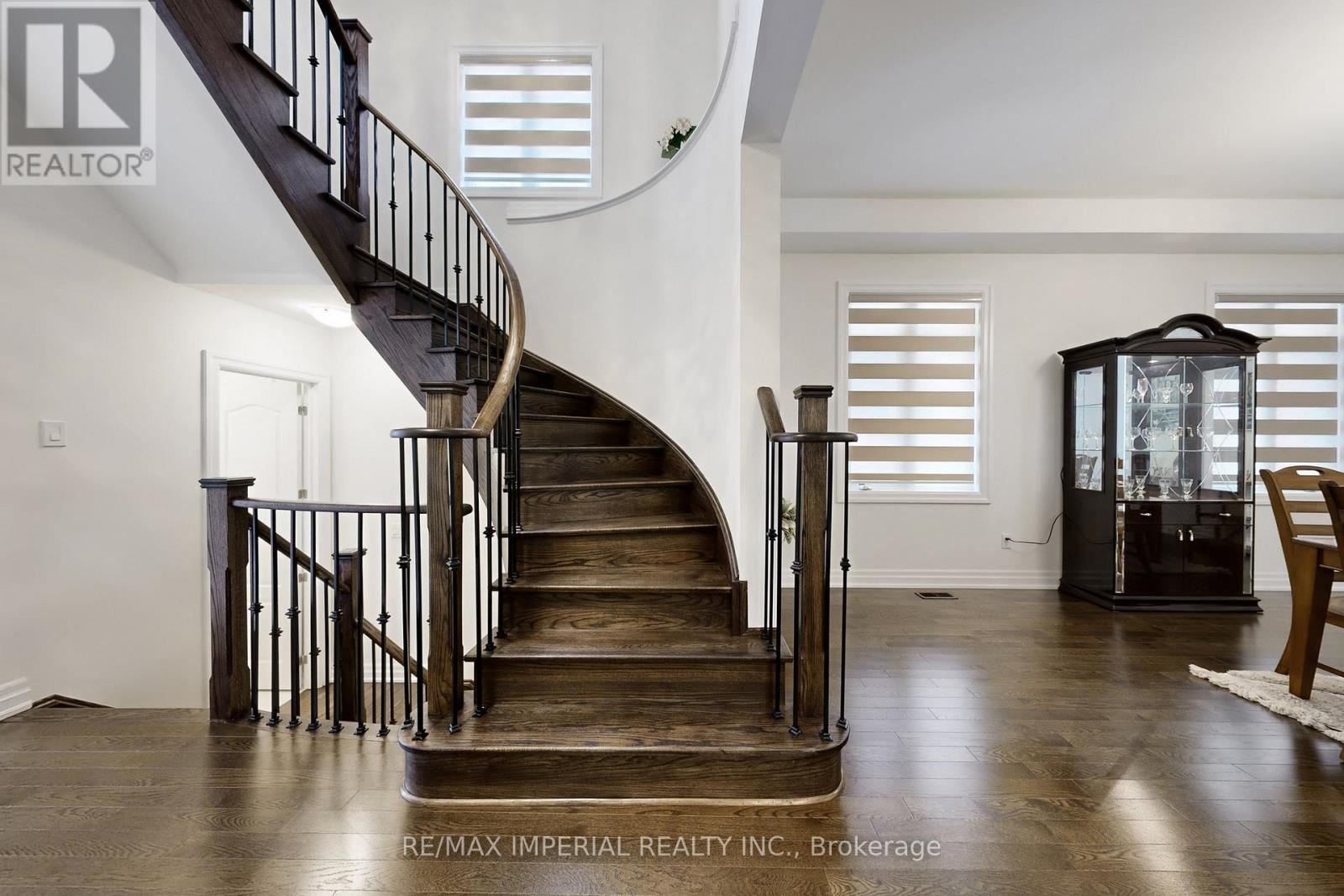 211 Touch Gold Crescent, Aurora, Ontario L4G 3X4 - Photo 4 - N12883012