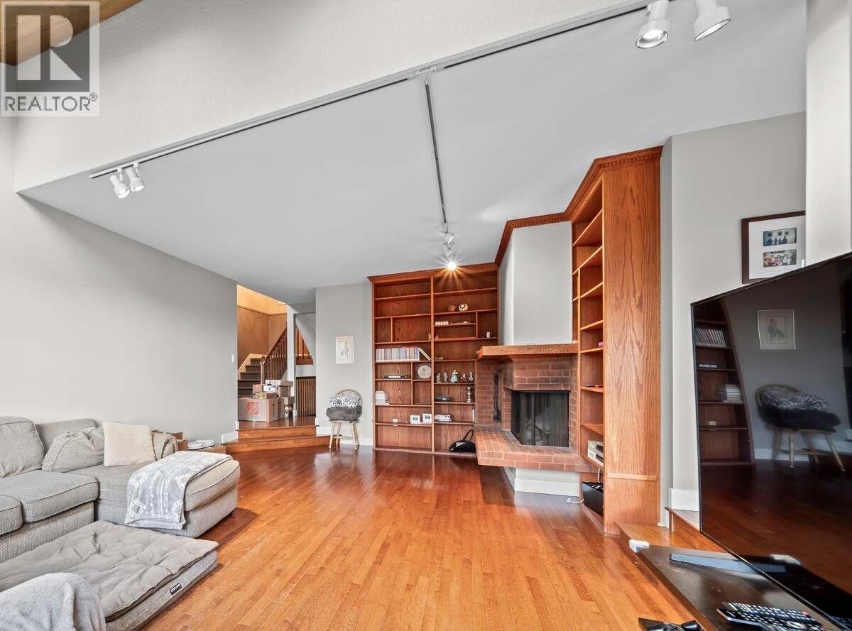 5600 Grousewoods Place, North Vancouver, British Columbia  V7R 4T4 - Photo 2 - R3099842