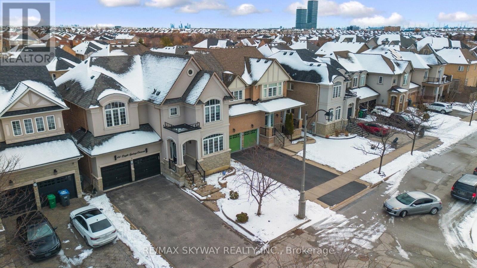 44 Eaglesprings Crescent, Brampton, Ontario L6P 2W2 - Photo 2 - W12884874