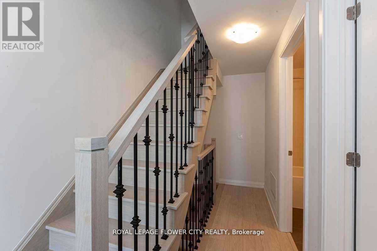 Th06 - 1010 Portage Parkway, Vaughan, Ontario  L4K 0K3 - Photo 3 - N12885012